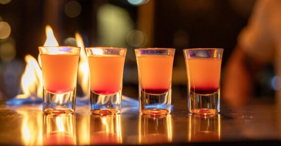 Un bar dans une ambiance chaleureuse
